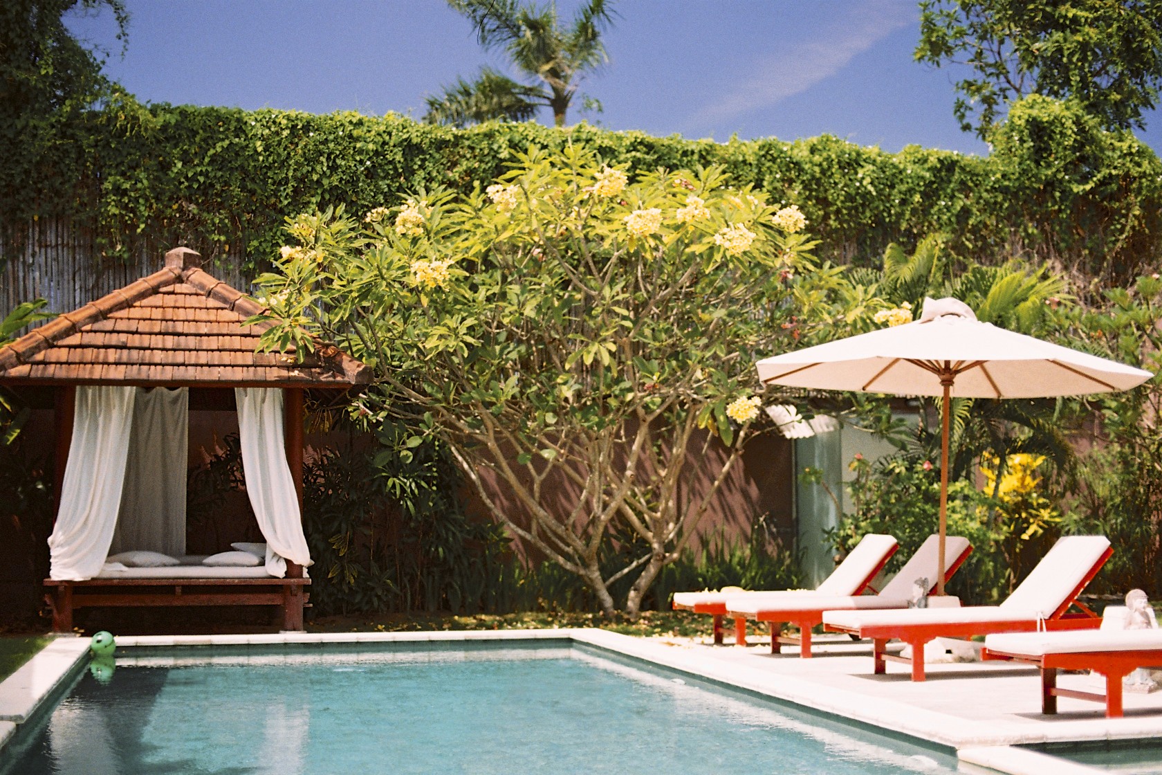 Chaises longues au bord de piscine - Une villa à Bali - Hôtel, Bali