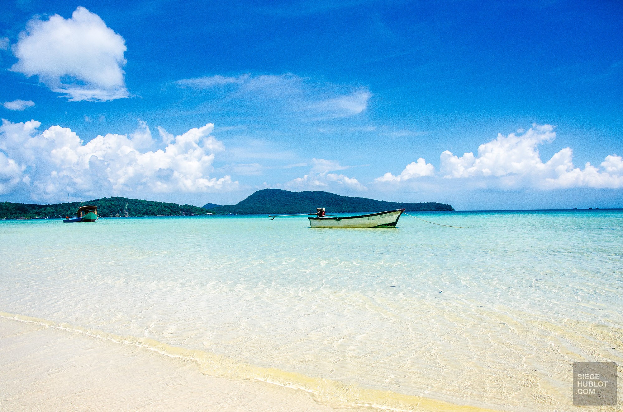 bateau solitaire mer bleu - Un paradis secret, Koh Rong Samloem, Cambodge - Asie, Cambodge
