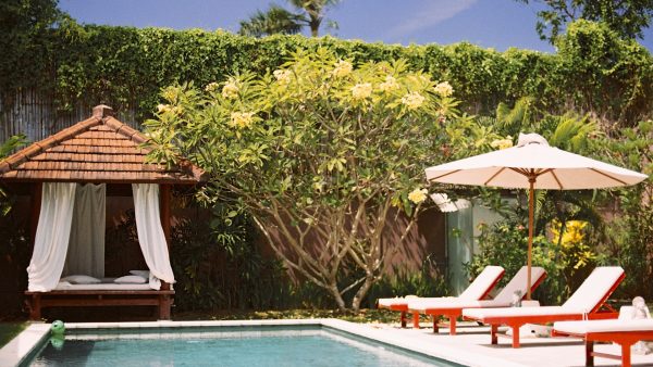 Chaises longues au bord de piscine - Une villa à Bali - Hôtel, Bali