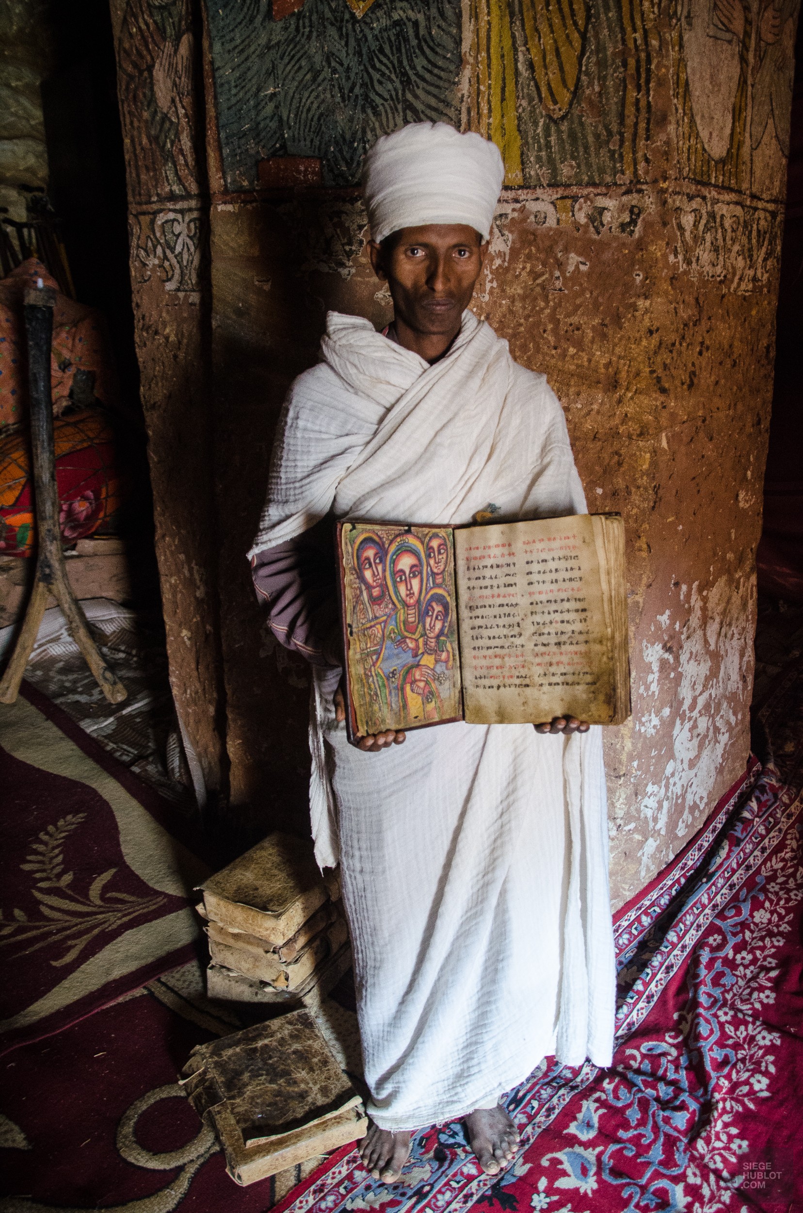 pretre livre ancient - Des eglise uniques au monde, ethiopie - afrique, ethiopie