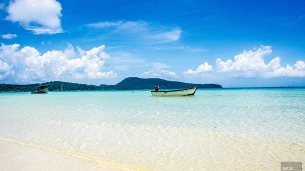 bateau solitaire mer bleu - Un paradis secret, Koh Rong Samloem, Cambodge - Asie, Cambodge