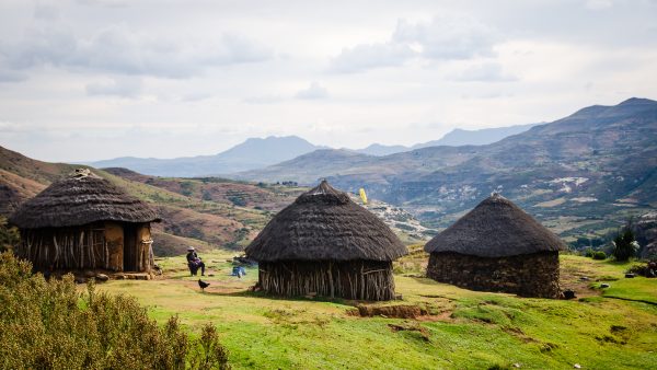 hutte-lesotho-village-montagne
