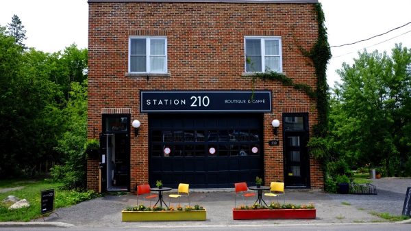 Magnifique façade - Station 210 - Une journée dans les Basses-Laurentides - Amérique du Nord, Canada, Québec, Laurentides